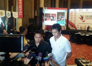 Hendra Setiawan and Markis Kido (left) talk to the media.