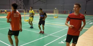 Someone in BAM management should be penalized for exposing Lee Chong Wei and other shuttlers to increased injury risk by using the slippery mats. (photo: Bernama)