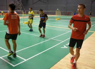 Someone in BAM management should be penalized for exposing Lee Chong Wei and other shuttlers to increased injury risk by using the slippery mats. (photo: Bernama)