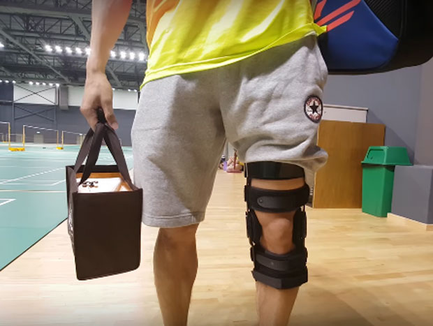 Lee Chong Wei is wearing a knee brace to help support his left knee. (photo: The Star)