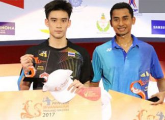 Tommy Sugiarto poses for a trophy photo with runner-up Kantaphon Wangcharoen at 2017 Thailand Open. (photo: AP)