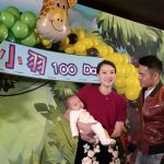 Lin Dan, Xie Xingfang, and their baby take picture with family and friends.