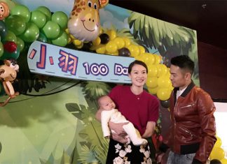 Lin Dan, Xie Xingfang, and their baby take picture with family and friends.