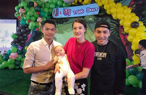 Lin Dan, Xie Xingfang, and their baby take picture with family and friends.