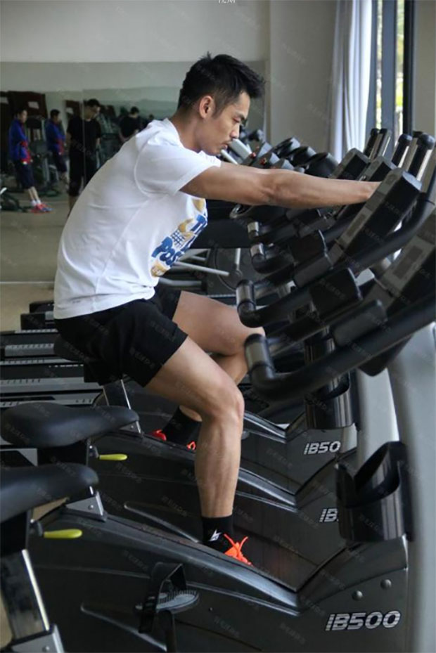 Lin Dan starts training with the Chinese National team.