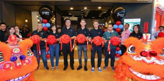 Lee Chong Wei attends ribbon cutting ceremony for a telecommunications shop in Malaysia.(photo: XOX)