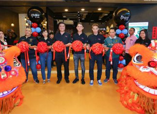 Lee Chong Wei attends ribbon cutting ceremony for a telecommunications shop in Malaysia.(photo: XOX)