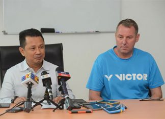 BAM's deputy President Datuk Seri Mohamad Norza Zakaria and Morten Frost answer questions in a press conference. (photo: Bernama)