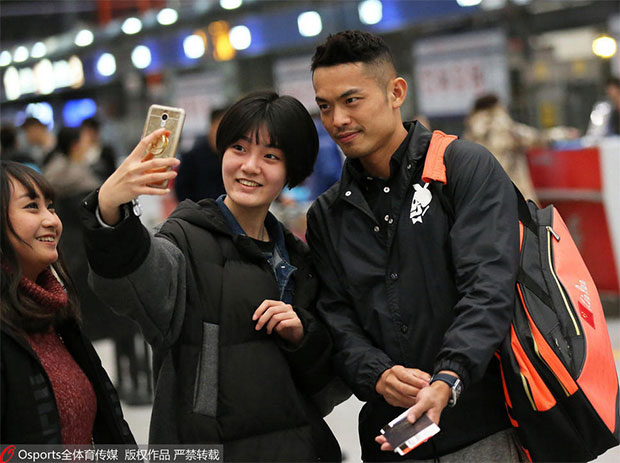 Lin Dan takes picture with fans before leaving for 2017 German Open. (photo: OSsports)