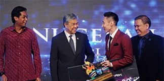 Congratulations to Lee Chong Wei for winning the Sportswriters Association of Malaysia (SAM-100 PLUS 2016) Sportsman of the Year award. (photo: Bernama)