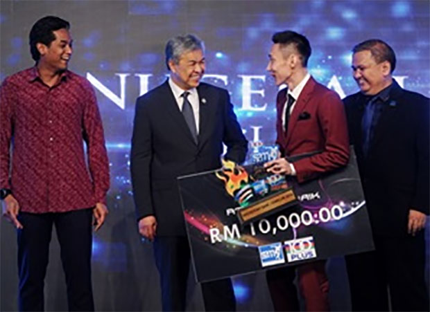 Congratulations to Lee Chong Wei for winning the Sportswriters Association of Malaysia (SAM-100 PLUS 2016) Sportsman of the Year award. (photo: Bernama) Congratulations to Lee Chong Wei for winning the Sportswriters Association of Malaysia (SAM-100 PLUS 2016) Sportsman of the Year award. (photo: Bernama)