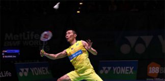 Lee Chong Wei plays with some strapping on his left knee on Wednesday. (photo: AP)