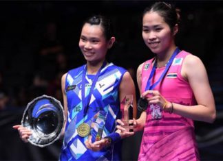 Tai Tzu Ying (L) poses the All England trophy with Ratchanok Intanon. (photo: AFP)