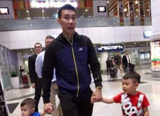 Lee Chong Wei holds his children's hands at Kuala Lumpur International Airport (KLIA). (photo: FB)