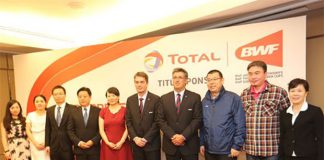 Poul-Erik Hoyer Larsen takes picture with representatives from the Nanning team including the Chinese badminton legend Zhao Jianhua (2nd from right). (photo: AFP)