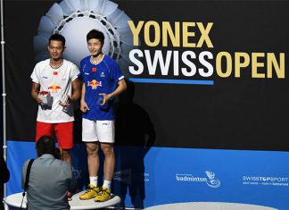 Lin Dan(left) holds the Swiss Open trophy as he poses with Shi Yuqi. (photo: BWF)