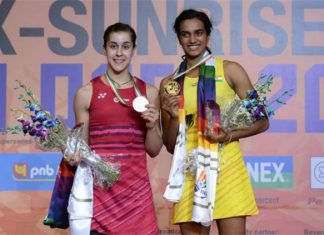 P.V. Sindhu (R) poses with Carolina Marin during the awarding ceremony for the India Open. (photo: AFP)