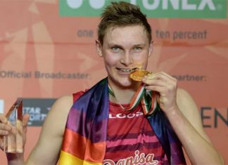 Viktor Axelsen bites his gold medal having won the 2017 India Open men's singles title. (Photo: AFP)