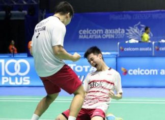 Marcus Fernaldi Gideon/Kevin Sanjaya Sukamuljo celebrate after defeating Li Junhui/Liu Yuchen in Malaysia Open semi-finals. (photo: PBSI)