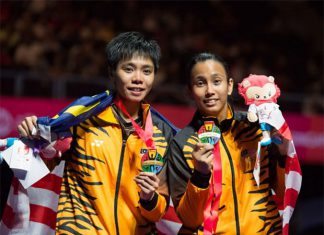 Soong Fie Cho and Amelia Alicia Anscelly (right) win women's doubles gold medal at the 2015 SEA Games. (photo: Lawrence Loh)