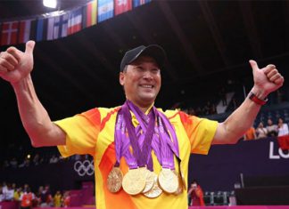 Li Yongbo poses with all five gold medals won by the Chinese badminton team during the 2012 Olympics. (photo: AP)
