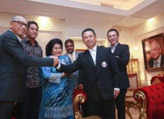Datuk Seri Mohamad Norza Zakaria shakes hand with Tan Sri Mohamed Al-Amin Abdul Majid. (photo: Sairien Nafis)