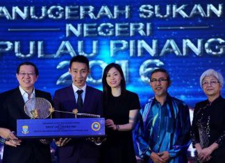 Lee Chong Wei poses with the All-time Athlete Award together with his wife Wong Mew Choo and Chief Minister of Penang Lim Guan Eng (left). (photo: Bernama)