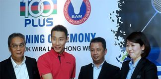 Lee Chong Wei exchange documents with 100Plus. (photo: Bernama)