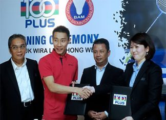 Lee Chong Wei exchange documents with 100Plus. (photo: Bernama)
