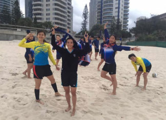 Malaysia’s Sudirman Cup team relaxes on the beach. (photo: Lai Pei Jing's Facebook)