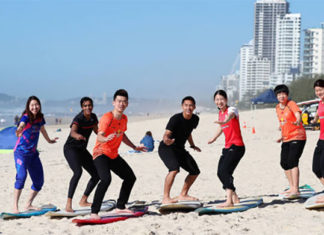 Sung Ji Hyun of Korea (from left), PV Sindhu of India, Zheng Siwei of China, Jonatan Christie of Indonesia, Misaki Matsutomo of Japan, Chen Qingchen of China and Ayaka Takahashi at Surfers Paradise Beach. (photo: Chris Hyde)