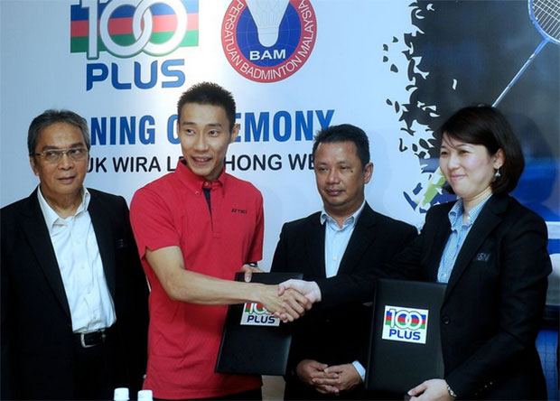 BAM should have realized about the coaching problem 10 years ago. Hope this change proposed by Norza (second right) could produce a new generation of badminton stars for Malaysia. (photo: Bernama)