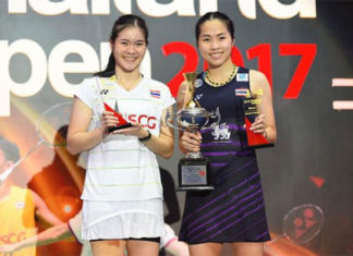 Ratchanok Intanon (right) poses with Busanan Ongbamrungphan as she holds the 2017 Thailand GPG trophy.