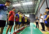 Misbun Sidek talks to Malaysian players during his first training session with BAM. (photo: Luqman Hakim Zubir)