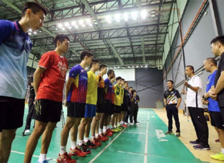 Misbun Sidek talks to Malaysian players during his first training session with BAM. (photo: Luqman Hakim Zubir)