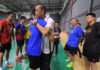 Lee Chong Wei hugs Misbun Sidek during a training session. (photo: Bernama)