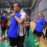 Lee Chong Wei hugs Misbun Sidek during a training session. (photo: Bernama)