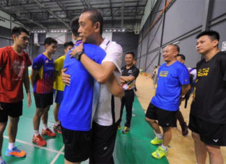 Lee Chong Wei hugs Misbun Sidek during a training session. (photo: Bernama)
