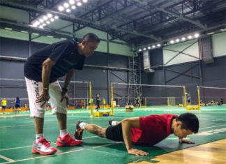 Lee Chong Wei undergoes a training session with coach Misbun Sidek. (photo: Bernama)