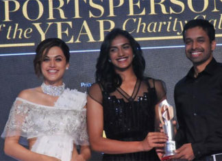 P.V. Sindhu presents Coach of the Year award to Pullela Gopichand. (photo: DC)
