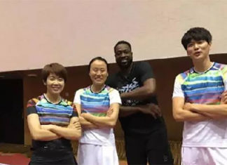 Wang Xin, Zhao Yunlei, Dwyane Wade and Bao Chunlai (from left) play badminton together. (photo: Weibo)