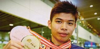 Leong Jun Hao shows his 2017 Asian Junior Championships gold medal to the reporters. (Bernama)