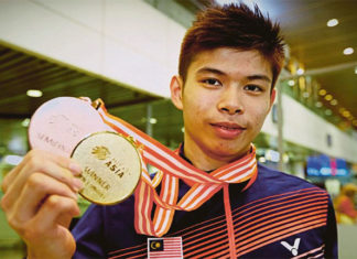 Leong Jun Hao shows his 2017 Asian Junior Championships gold medal to the reporters. (Bernama)