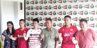 Indonesian Badminton Association (PBSI) head of development Susi Susanti (from left), Marcus Fernaldi Gideon, Kevin Sanjaya Sukomuljo, PBSI secretary-general Achmad Budiharto, Jonatan Christie and Lius Pongoh of PBSI pose for a picture on Monday. (photo: JP)