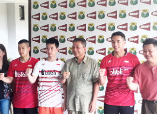 Indonesian Badminton Association (PBSI) head of development Susi Susanti (from left), Marcus Fernaldi Gideon, Kevin Sanjaya Sukomuljo, PBSI secretary-general Achmad Budiharto, Jonatan Christie and Lius Pongoh of PBSI pose for a picture on Monday. (photo: JP)