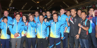 Lee Chong Wei poses for group picture with the Malaysian badminton team at Kuala Lumpur International Airport (KLIA). (photo: Sinchew)