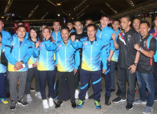 Lee Chong Wei poses for group picture with the Malaysian badminton team at Kuala Lumpur International Airport (KLIA). (photo: Sinchew)