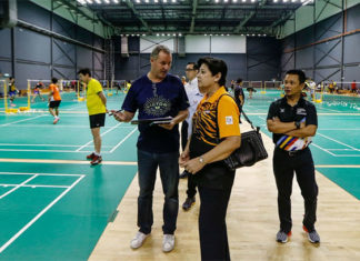 Morten Frost (left) gives a briefing on Malaysian badminton team's preparation for SEA Games. (photo: Osman Adnan)