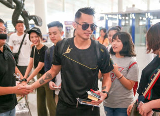 Lin Dan takes pictures with his fans.
