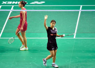 Nozomi Okuhara (right) knocks Carolina Marin out at BWF World Championships. (photo: AP)